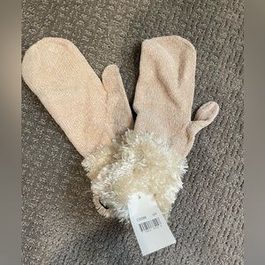 NWT Cream winter mittens
